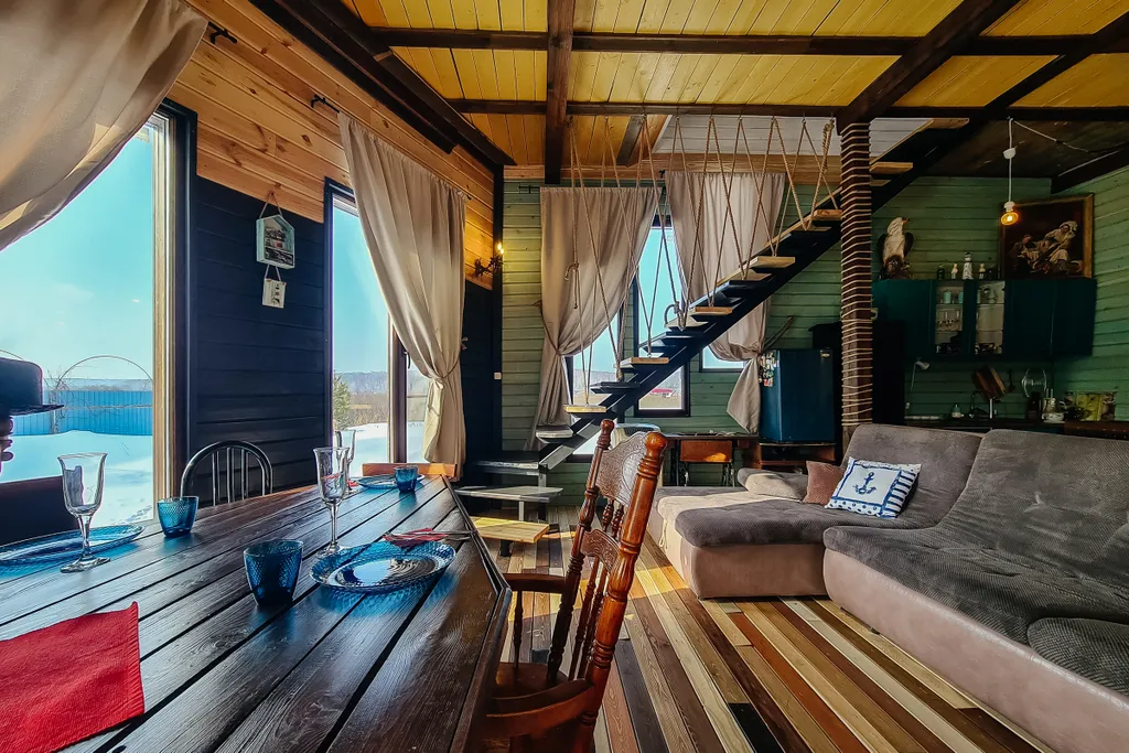 Дом с кораблем на берегу реки