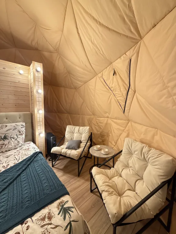 Купольный домик в окружении леса