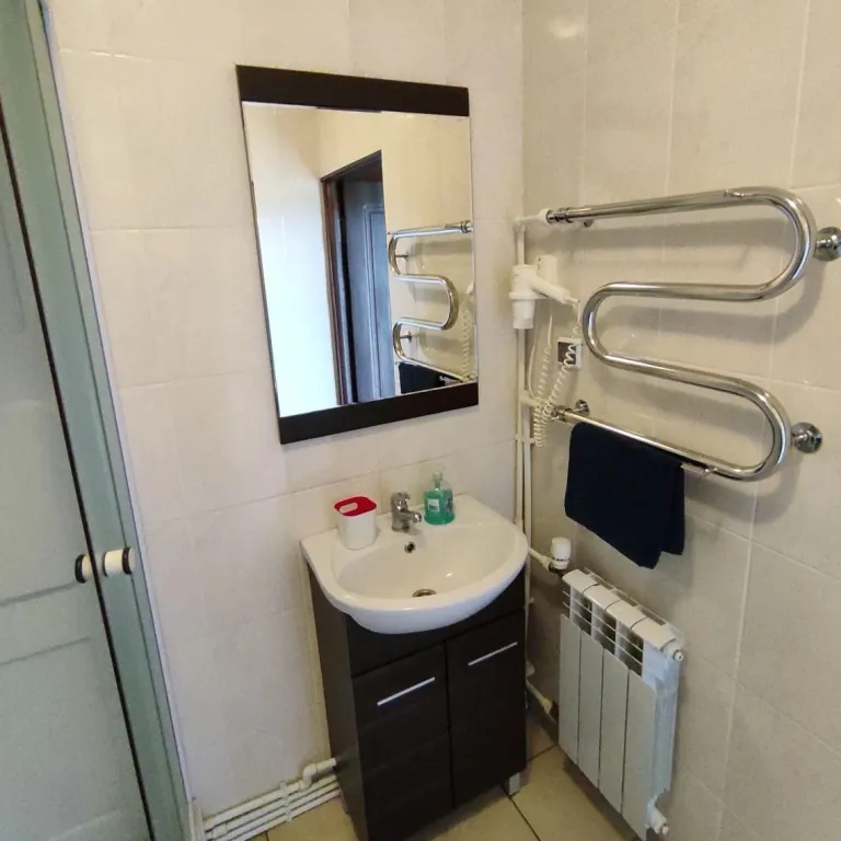 Дом на берегу озера с панорамным видом на лес