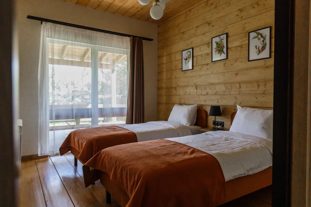 Трёхкомнатный коттедж в лесу у пруда