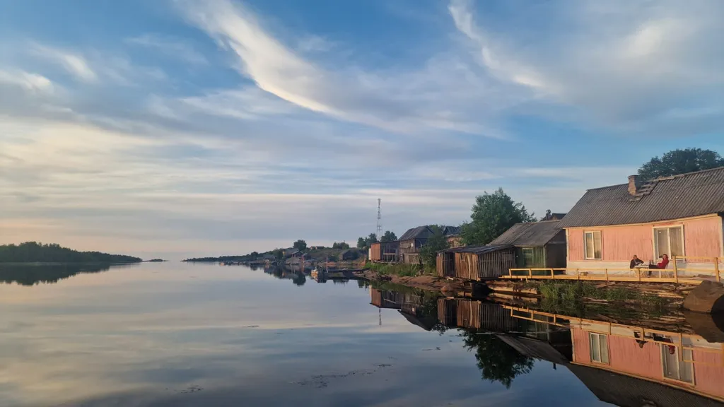 Поморский деревенский домик на берегу Белого моря