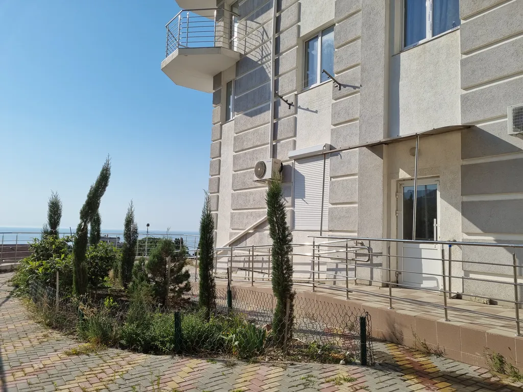 Современная стильная квартира у моря с видом на горы