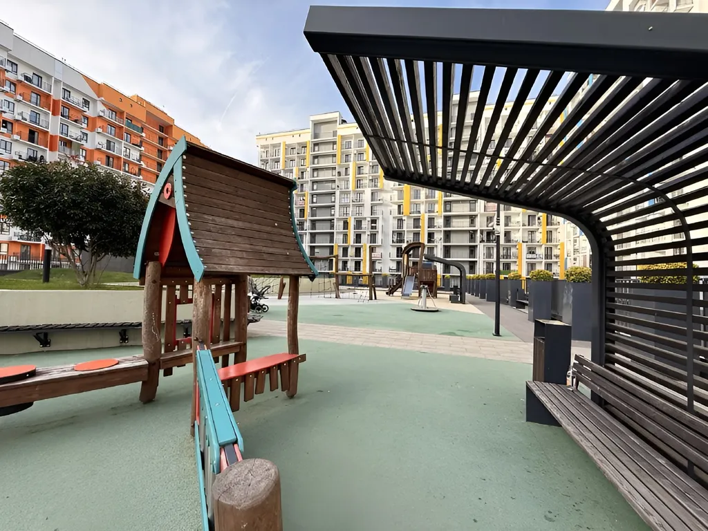 Студия с балконом и парковкой, рядом с набережной