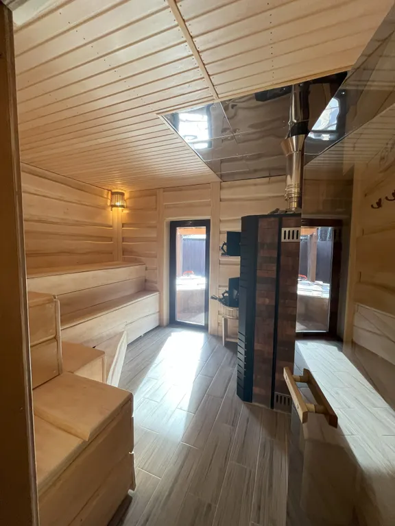 Просторный двухкомнатный коттедж в лесу у пруда