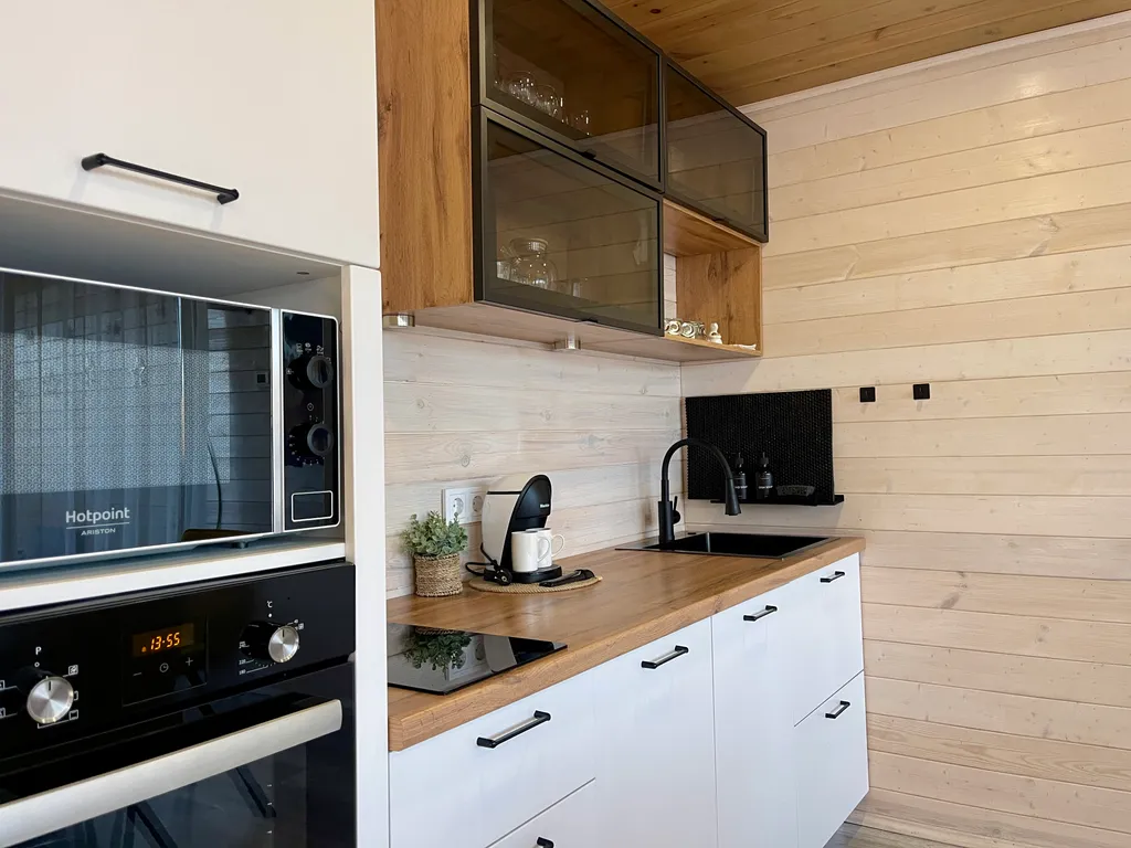 Уютный светлый дом с панорамным остеклением и банным чаном