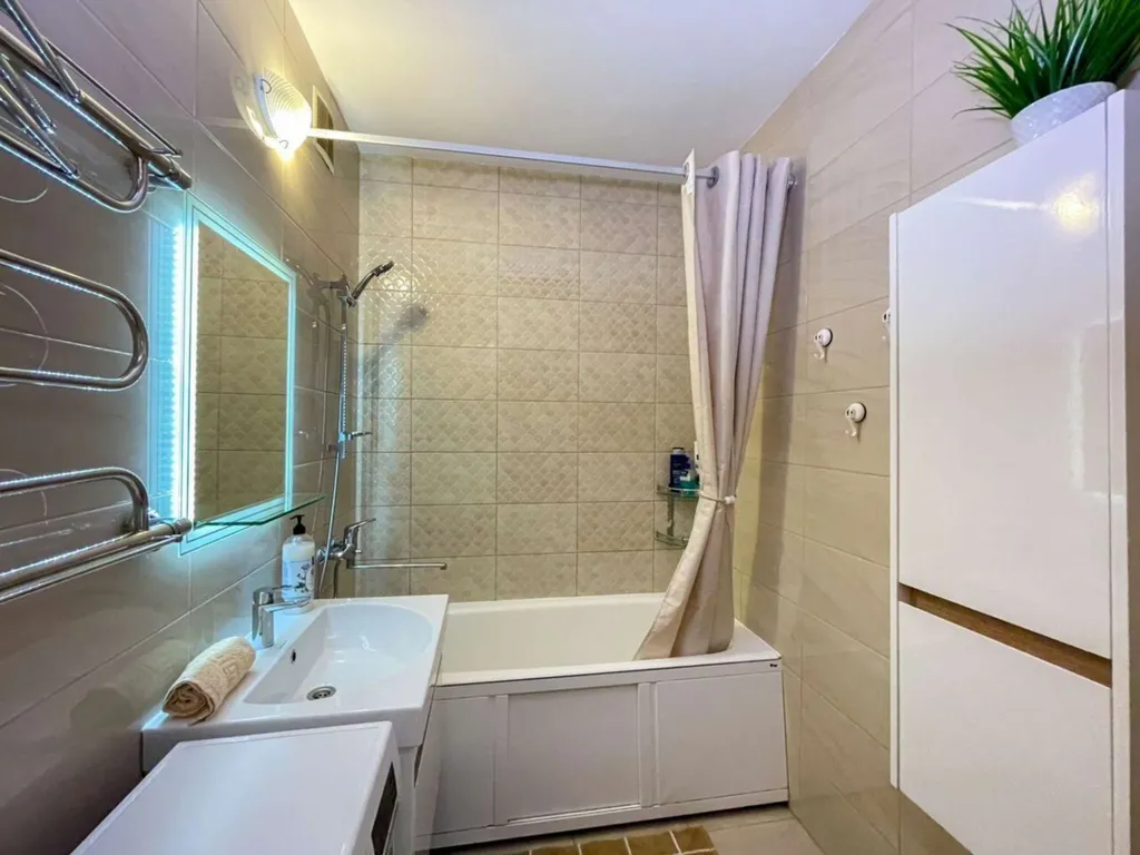 Квaртиpa с хоpoшим peмoнтoм c тpемя изолировaнными комнатaми