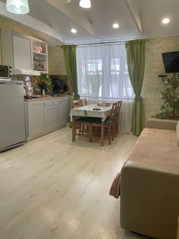 Дом с баней и детской площадкой, рядом лес и горы