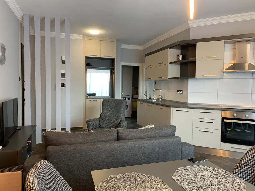 Современный апартамент с балконом и террасой с видом на море и горы