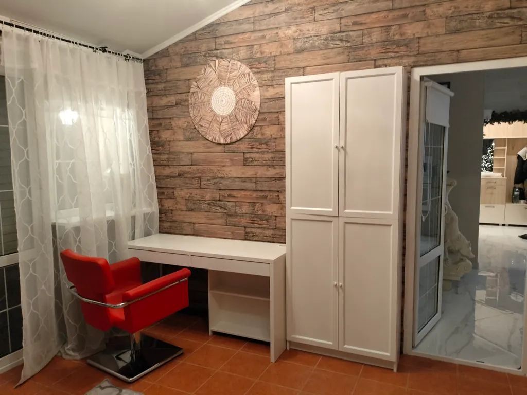 Уютный коттедж с дровяным камином, в окружении лесного массива