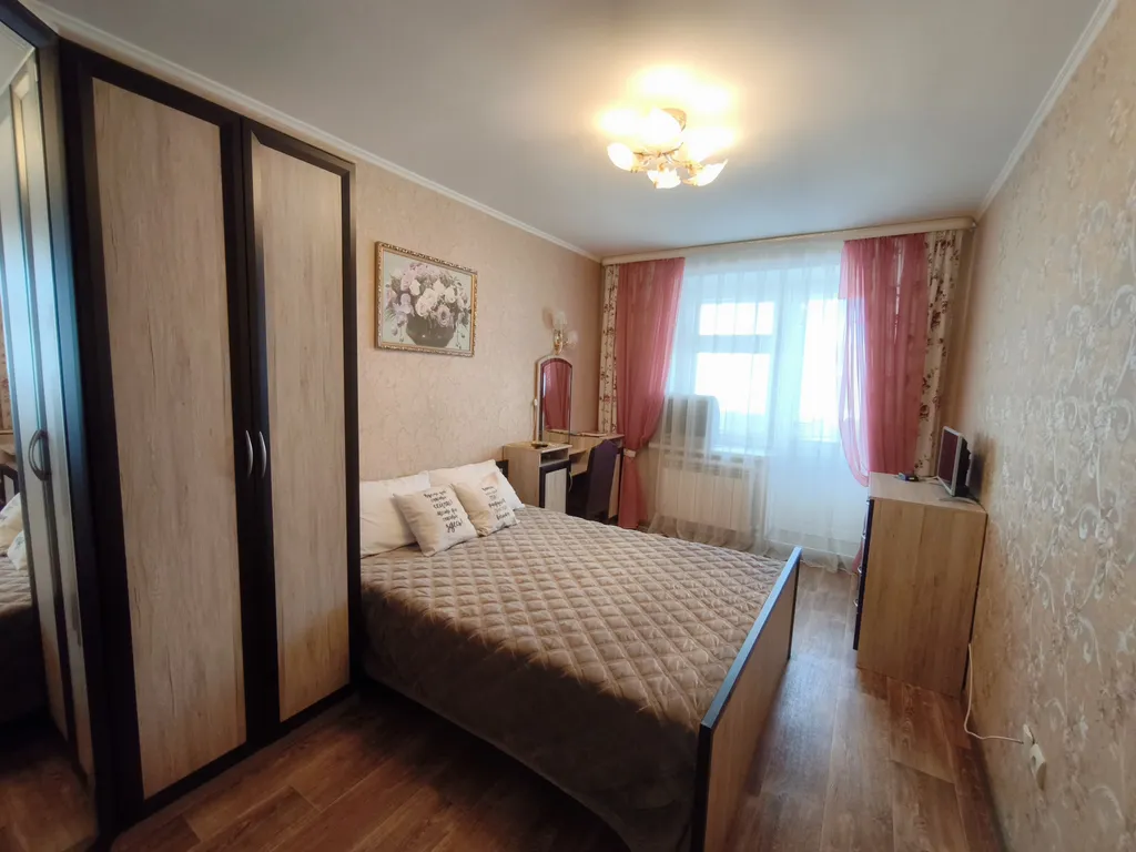 Просторная квартира через дорогу от территории монастыря