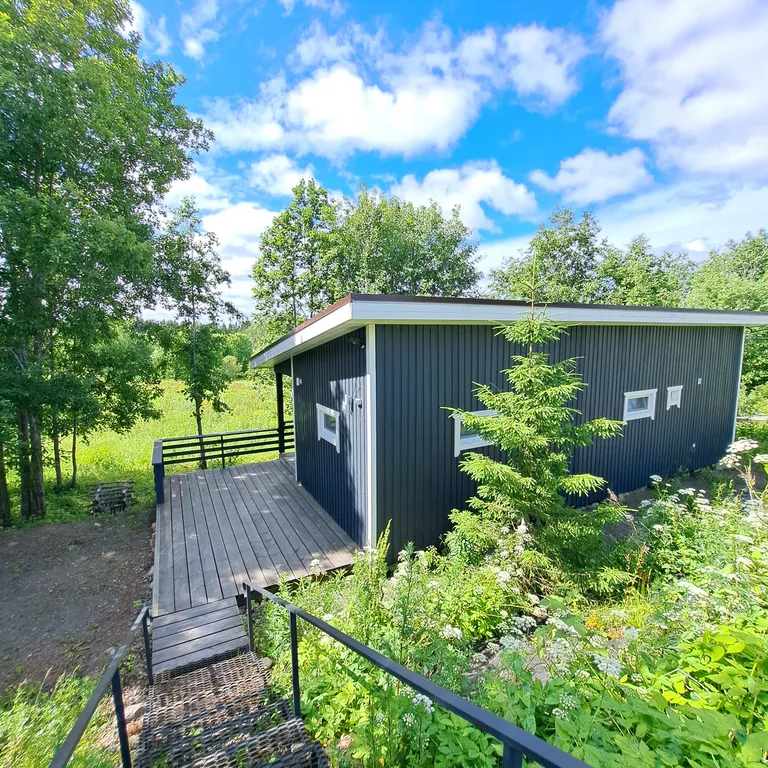 Уютный домик с видом на закат