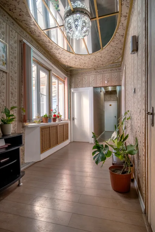 Комната с окном в Доме Путешественника