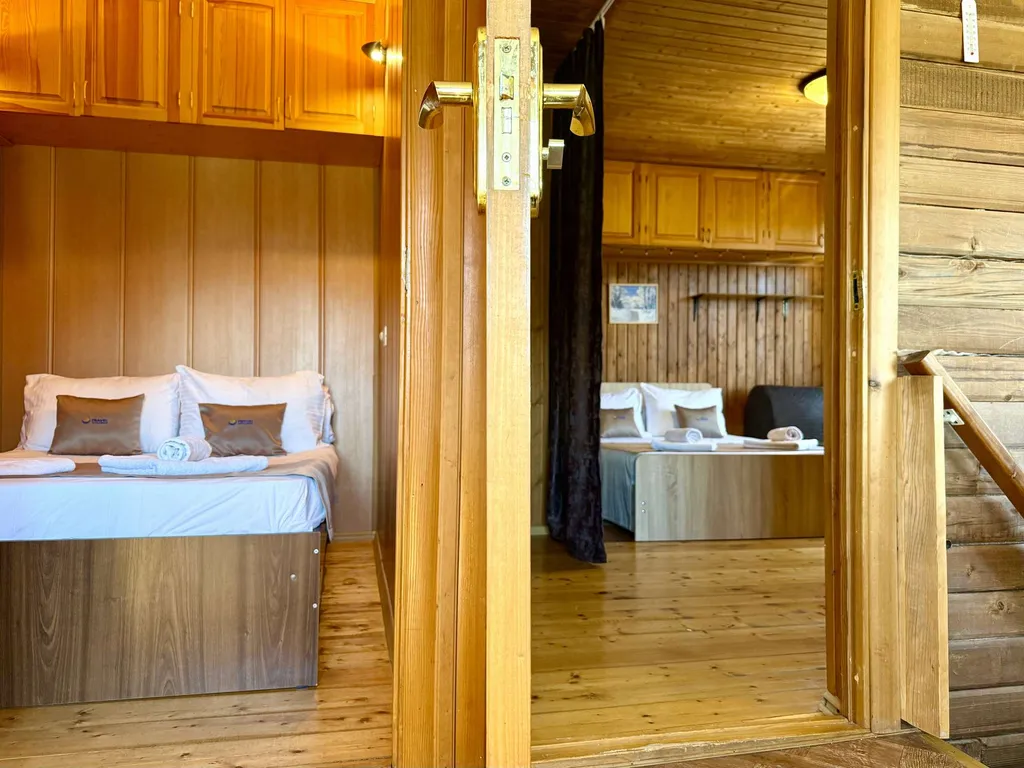 Двухуровневый с кухней пятиместный