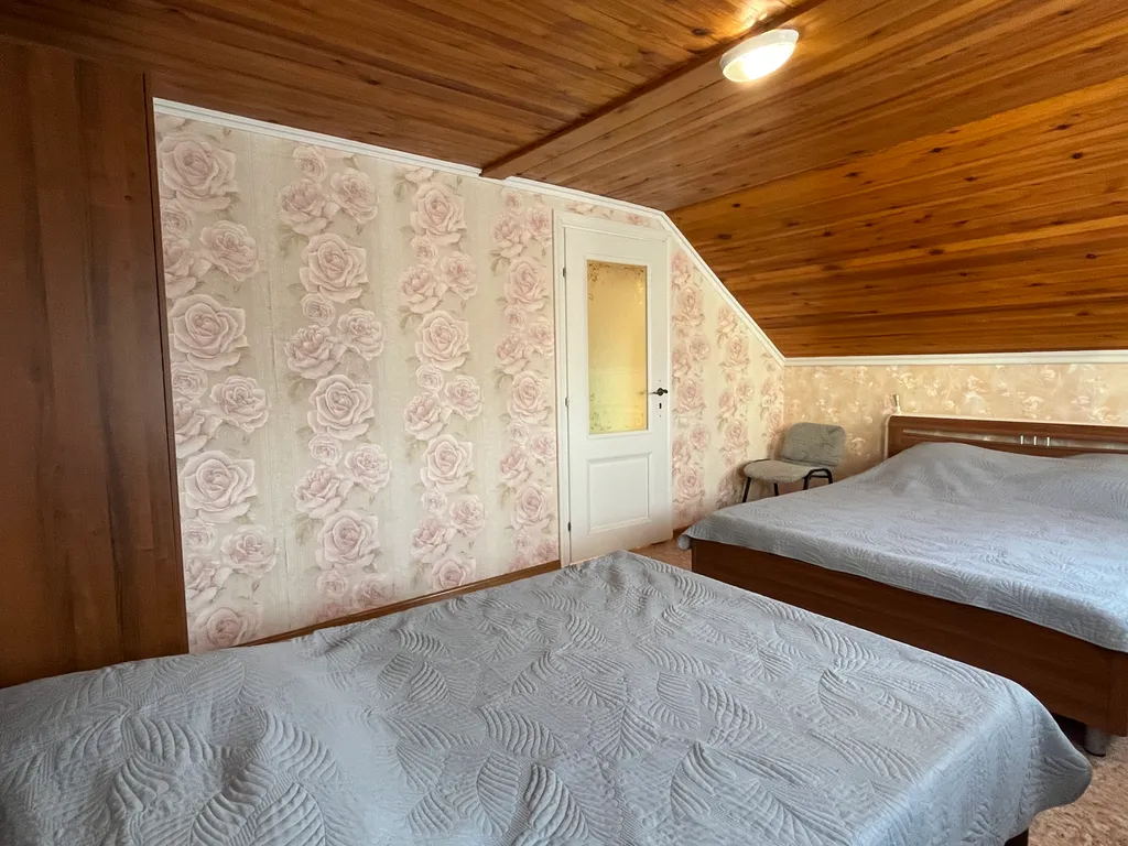 Двухэтажный дом с бассейном