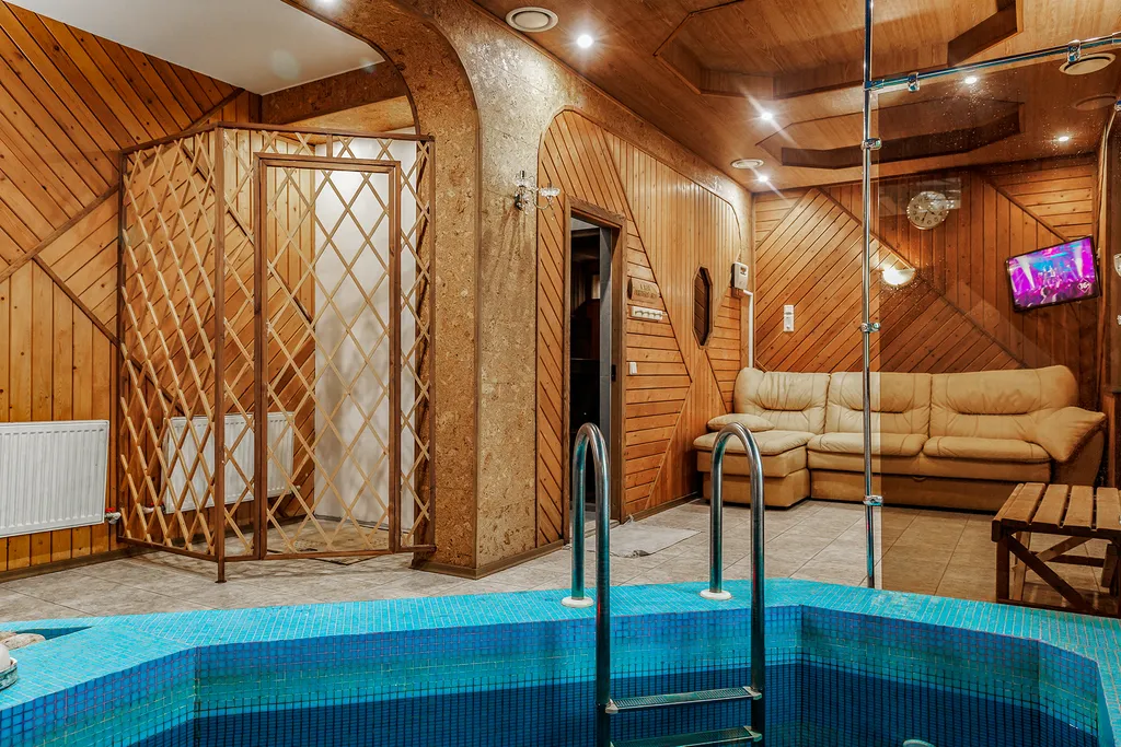 Современный дом с бассейном и сауной для большой компании