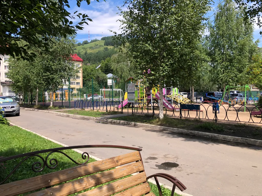 Просторная квартира для путешествия семьей на Алтай в центре города