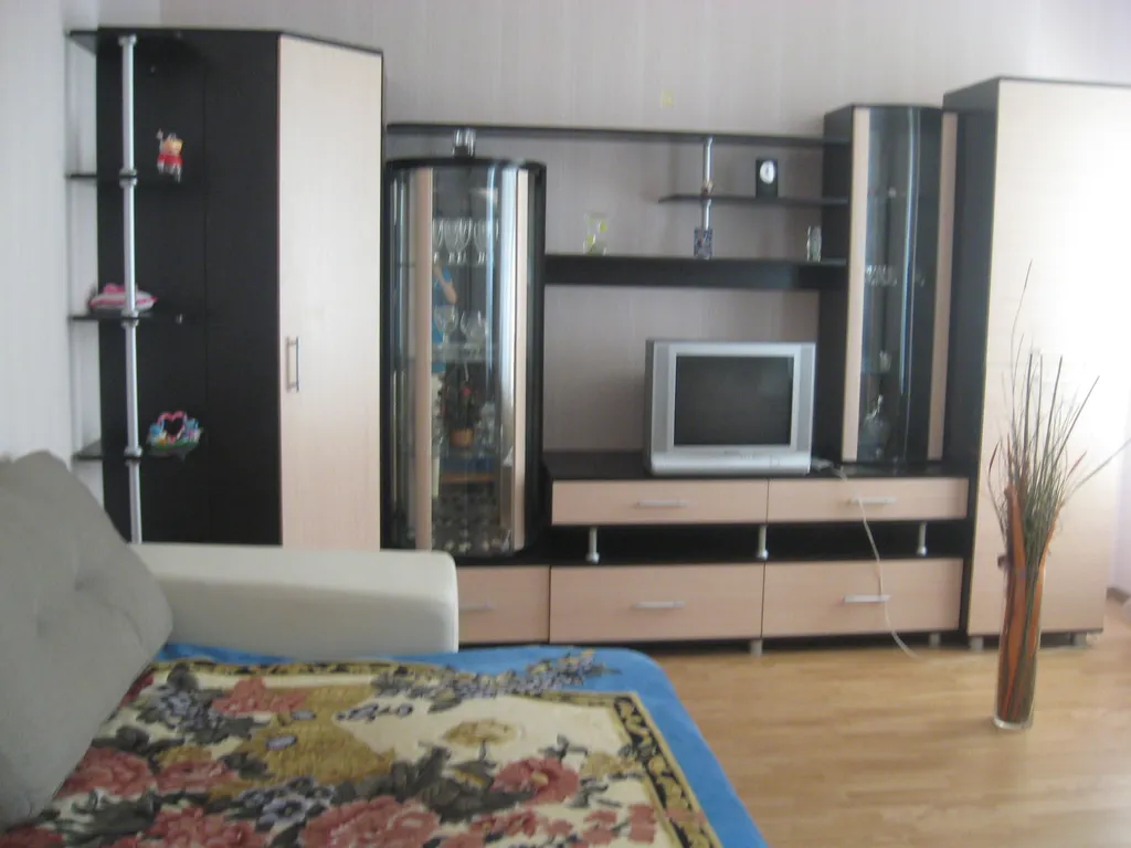 Дом с часами на площади Партизан