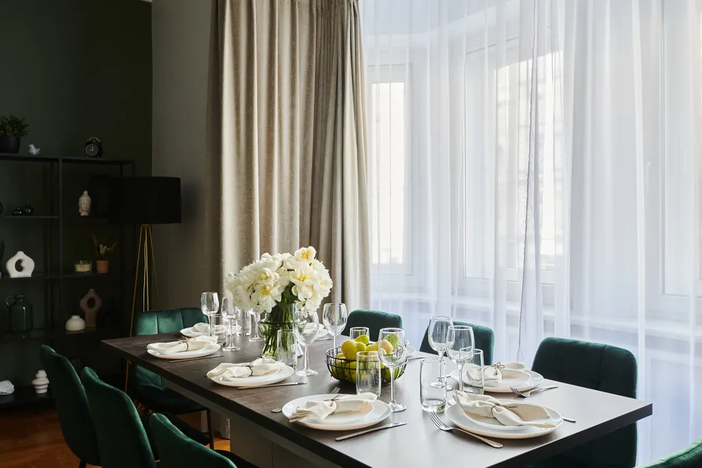 Двенадцать стульев на Тверской