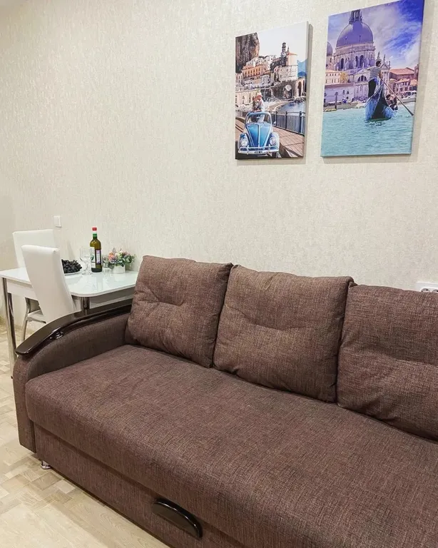 Уютная студия с видом на центр города и зеленую рощу