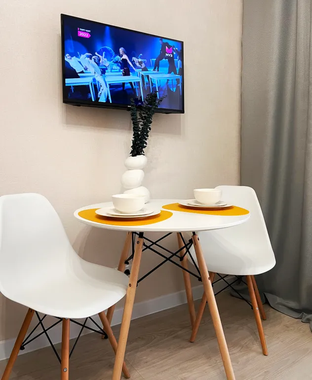 Стильная квартира-студия в яркой цветовой гамме с видом на бассейн