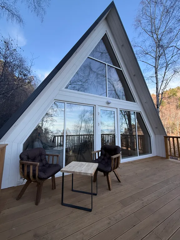 Домик на холме с видом на Байкал