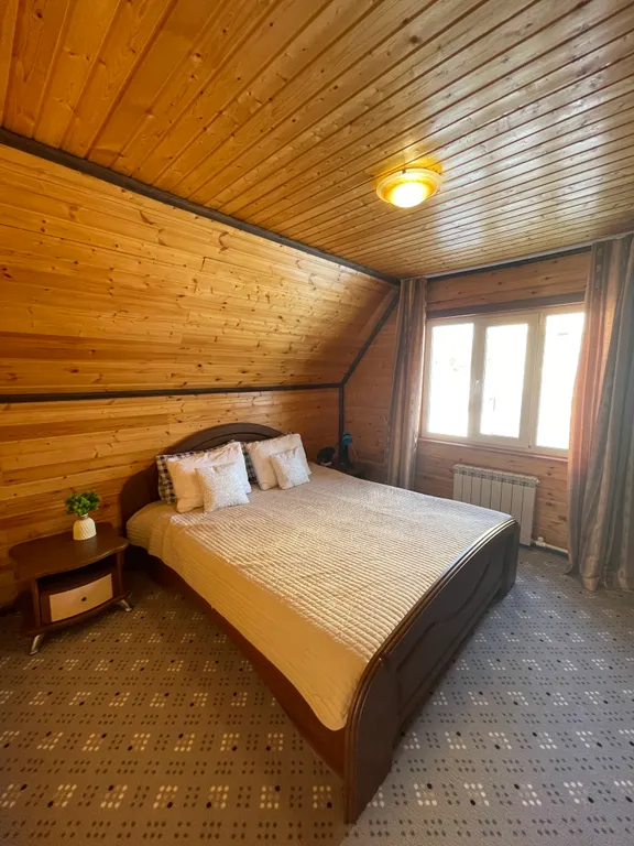 Небольшой уютный дом рядом с пихтовым лесом