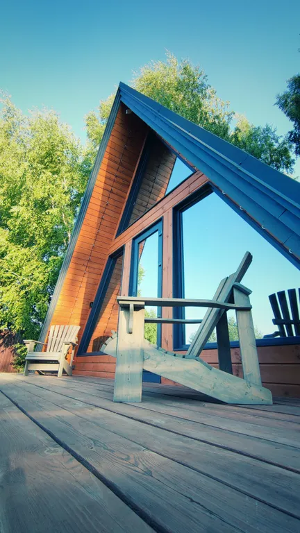 Треугольный домик у леса