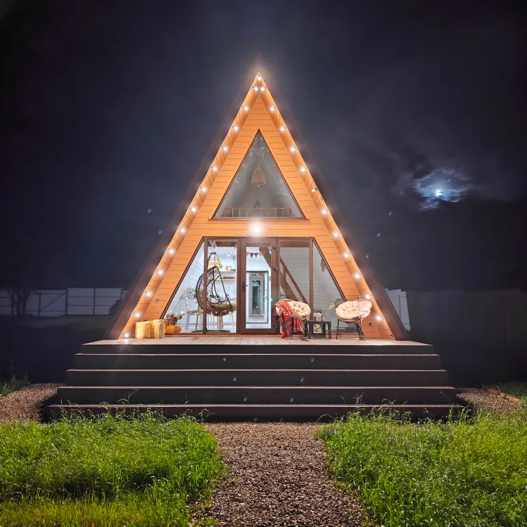 Коттедж Стильный треугольный дом с видом на лес — аренда посуточно в Клин