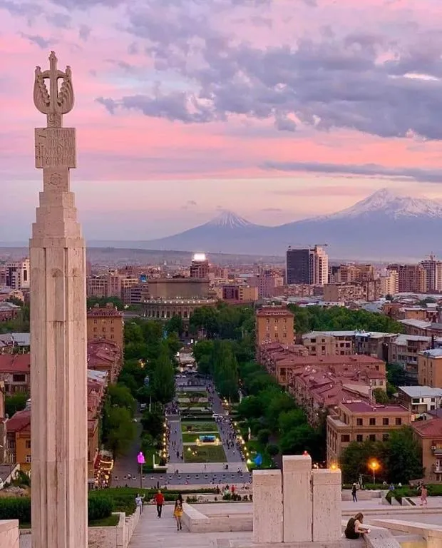 Уютная студия  с балконом в самом сердце Еревана