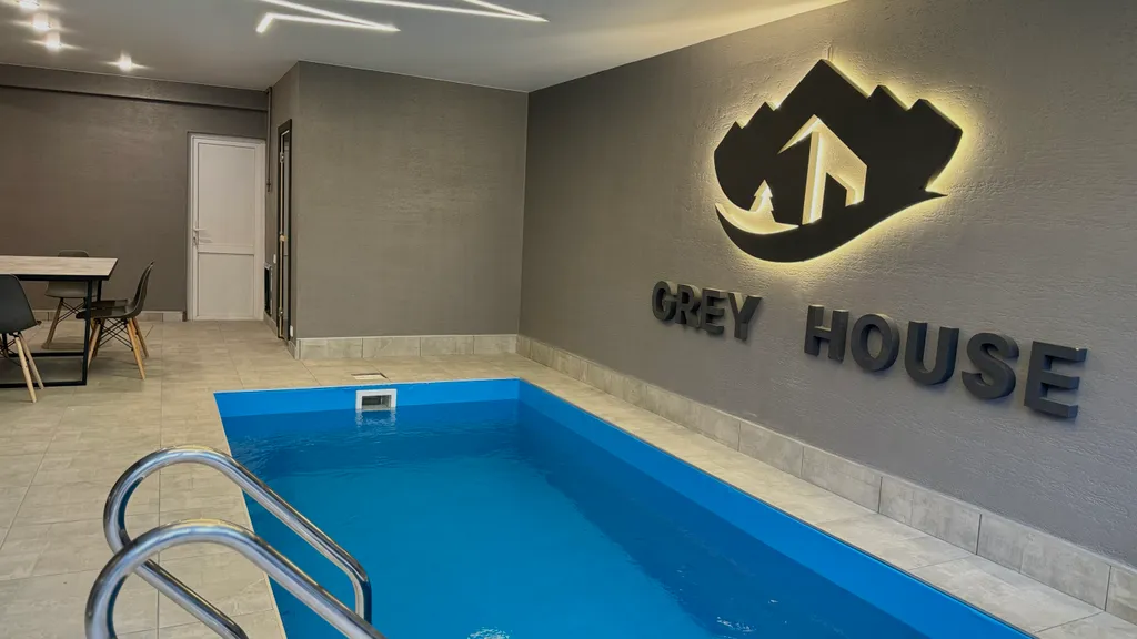 Дом с крытым бассейном