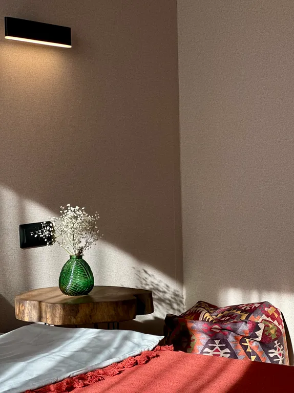 Солнечная квартира в центре города с видом на гору