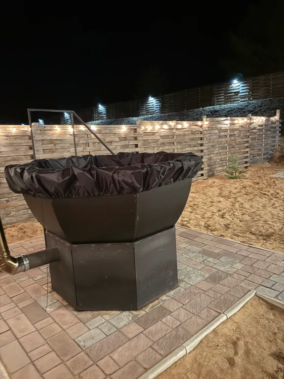 Уютный домик на берегу реки с горячим чаном