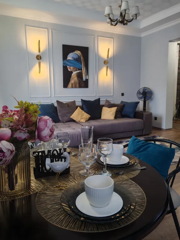 Просторная современная сталинка, в центре рядом с ресторанами и кафе