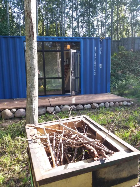 Дом на склоне холма у реки