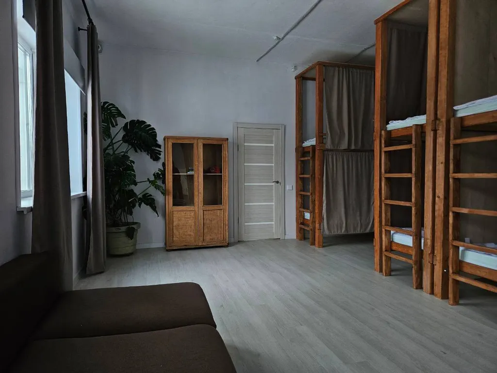 Просторная комната для большой компании