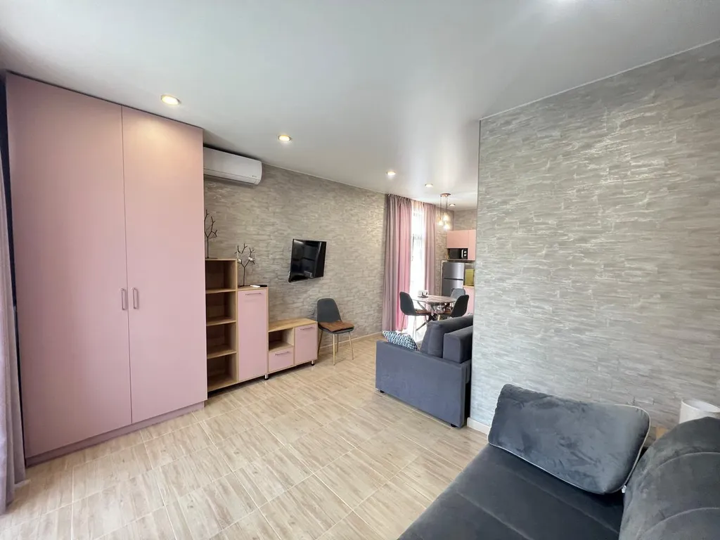 Студия с балконом и бассейном на территории