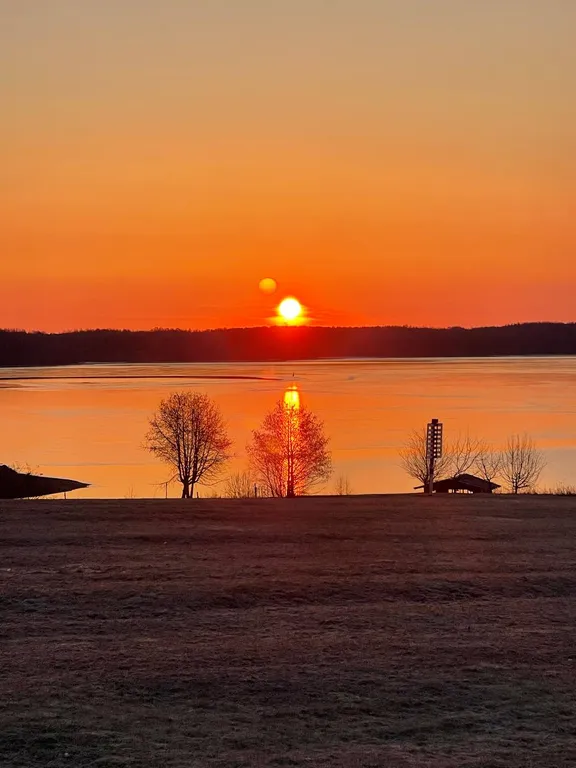 Дом с баней на берегу реки Волга с большой территорией