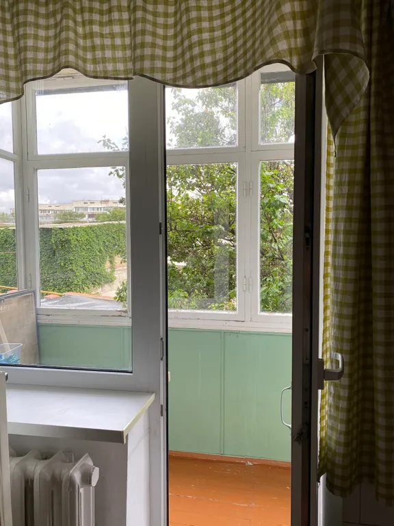 Двухкомнатная квартира с большой лоджией в центре Феодосии