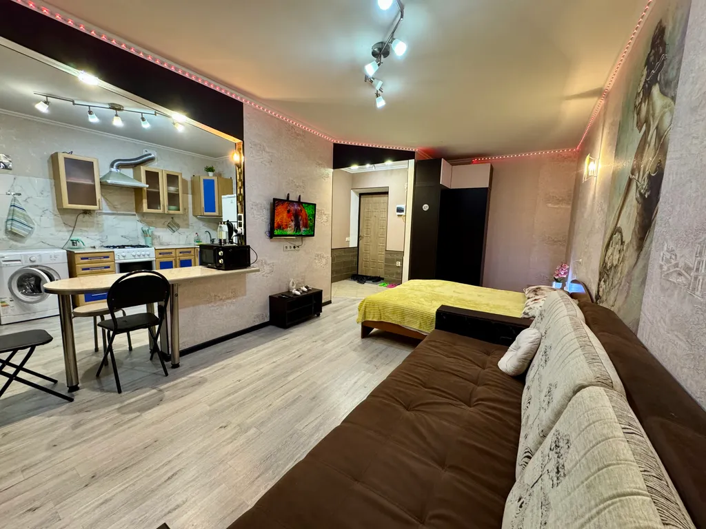 Студия с дизайнерским оформлением