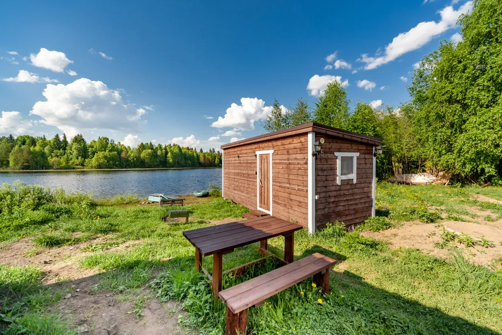 Домик с панорамным окном на берегу озера