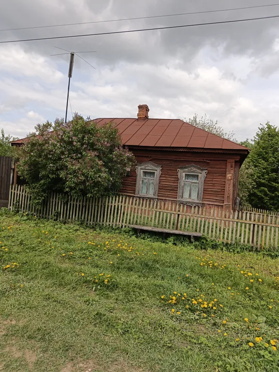 Деревенская изба на тихой улочке