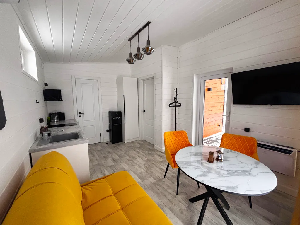 Домик у озера с купелью