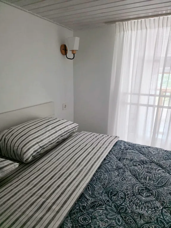 Новые апартаменты с высокими окнами на пешеходной улице