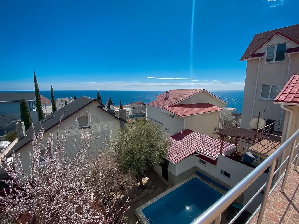 Частный дом с видом на море возле Ялты