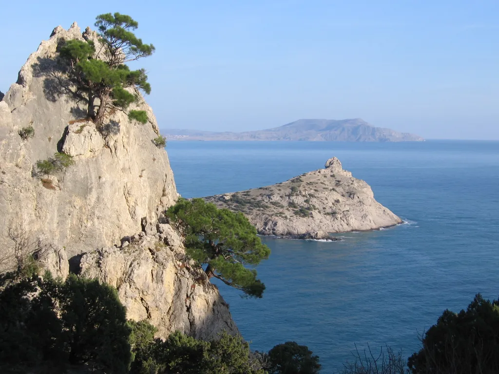 Отдельная часть дома возле бассейна с беседкой и кухней в саду