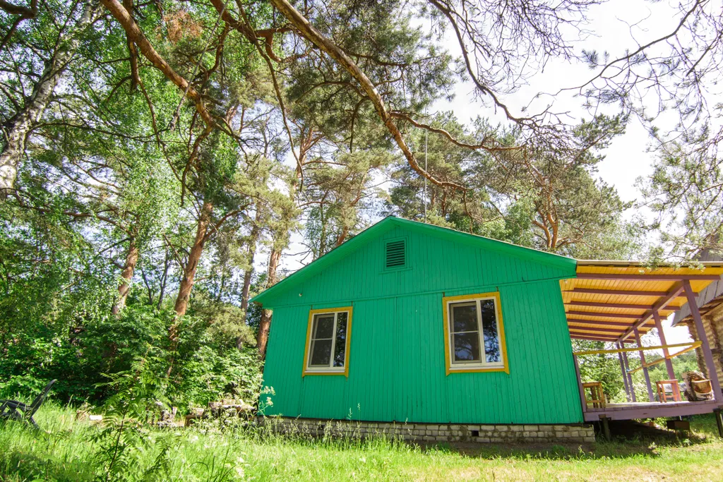 Уютный деревянный дом на берегу реки