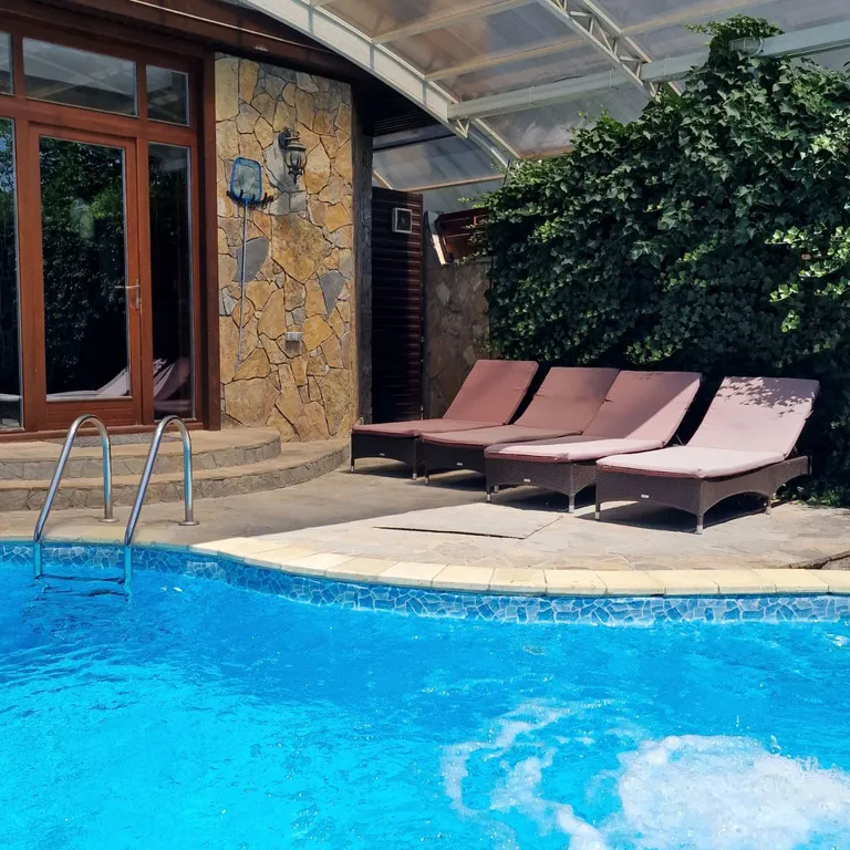 Дом с бассейном и баней для уединенного отдыха