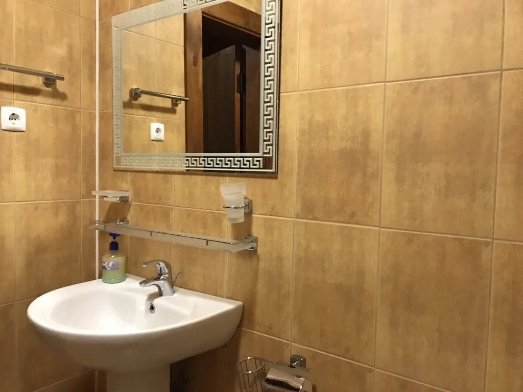 Уютный просторный номер в гостинице в сосновом лесу и на берегу озера