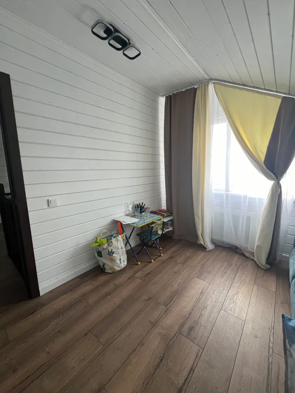 Дом с бассейном и сауной у пруда