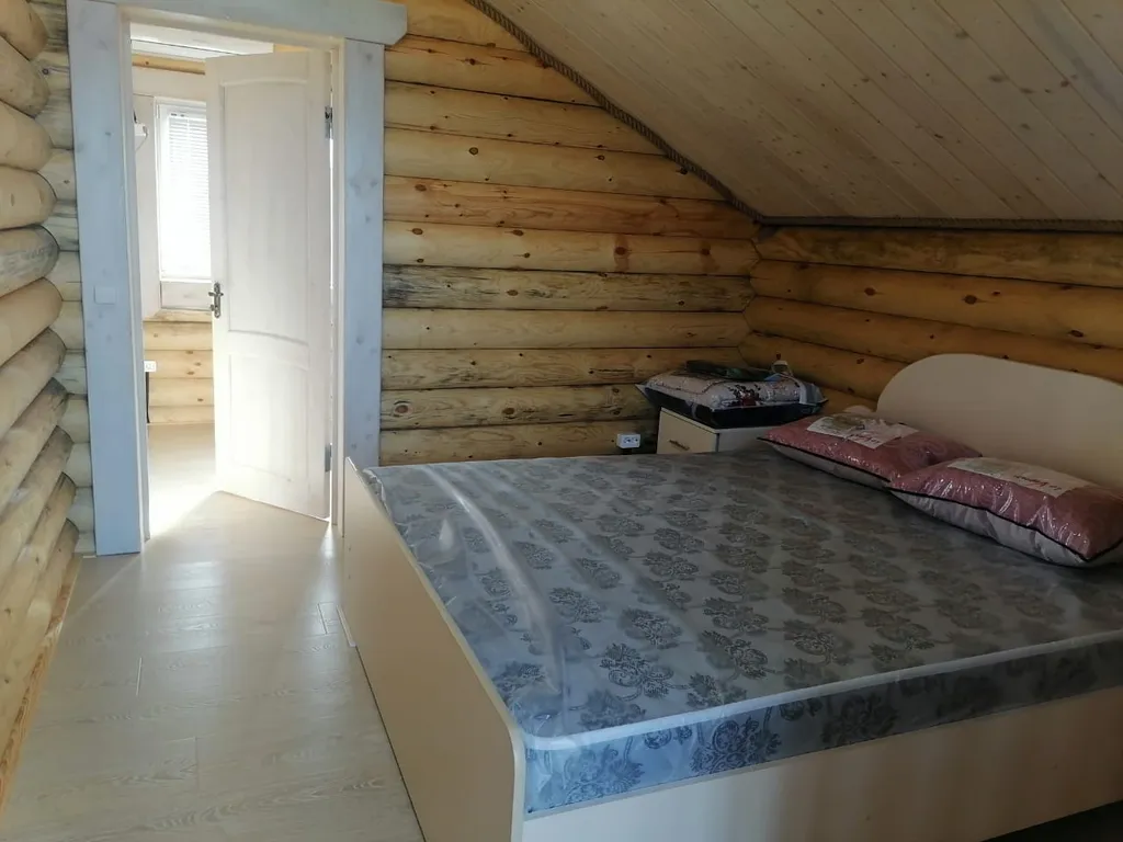 Домики на берегу моря в городе